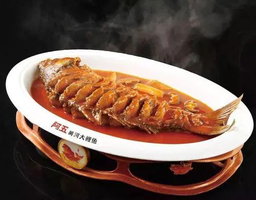 目前阿五店内销售有两种不同口味的黄河鲤鱼,即红烧黄河大鲤鱼