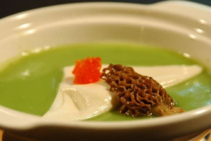 玉片鹅肝饺 此菜是中西融合的典型菜式，豆腐饺子是淮扬名菜，鹅肝与碗豆浓汤是西餐的名菜