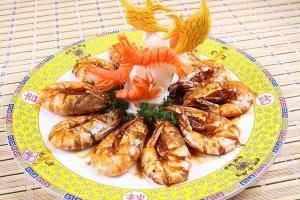 油焖大虾 鲁菜中最畅销的大菜之一，也是最好掌握的菜之一。此菜的特点是――甜香鲜美，壳酥肉嫩，色泽红亮。